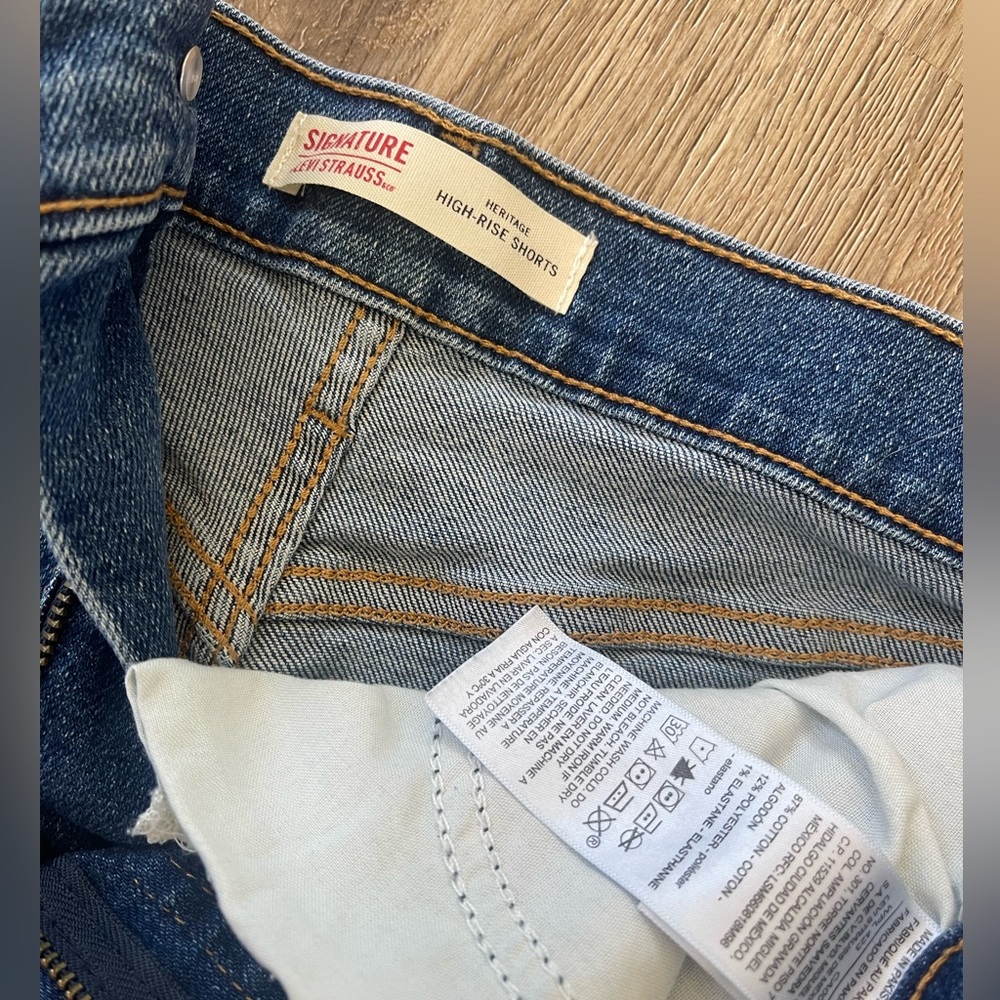 LEVIS women’s shorts size 4 - Picture 3 of 4